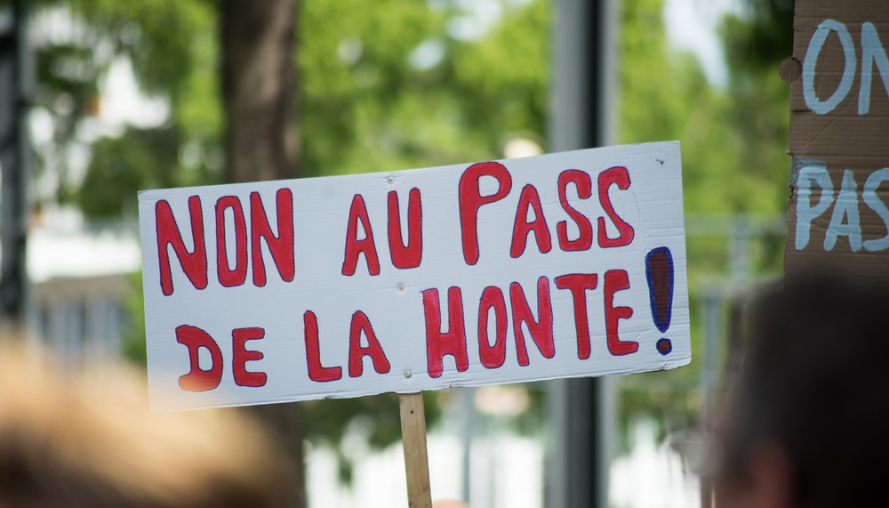 Une manifestation contre le pass sanitaire est organisée à Toulouse ce mercredi 4 août 2021. © NeydtStock / shutterstock.com